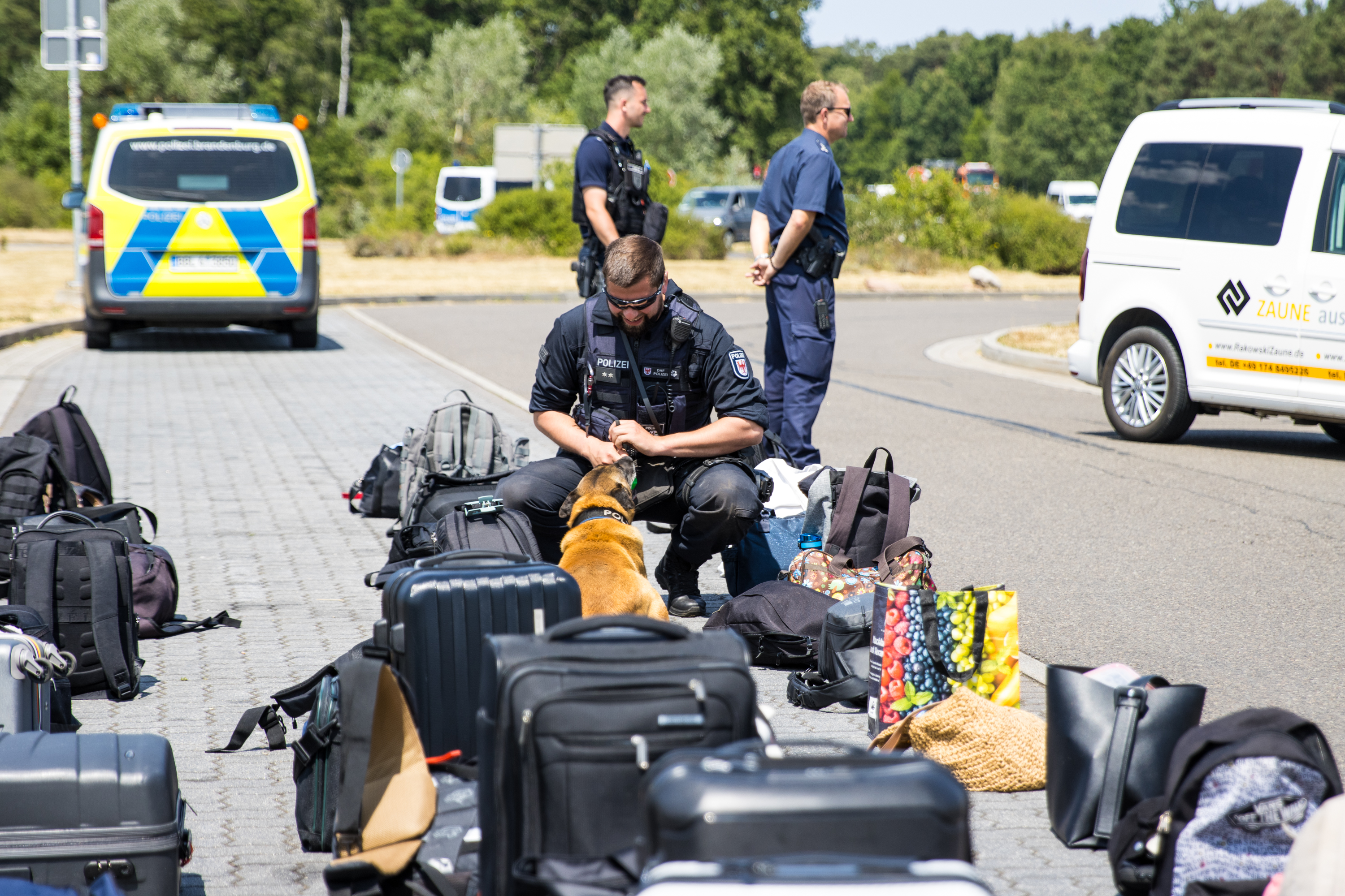 Polizisten aus mehreren Bundesländern führen Verkehrskontrollen auf brandenburgischer Bundesautobahn 13 durch