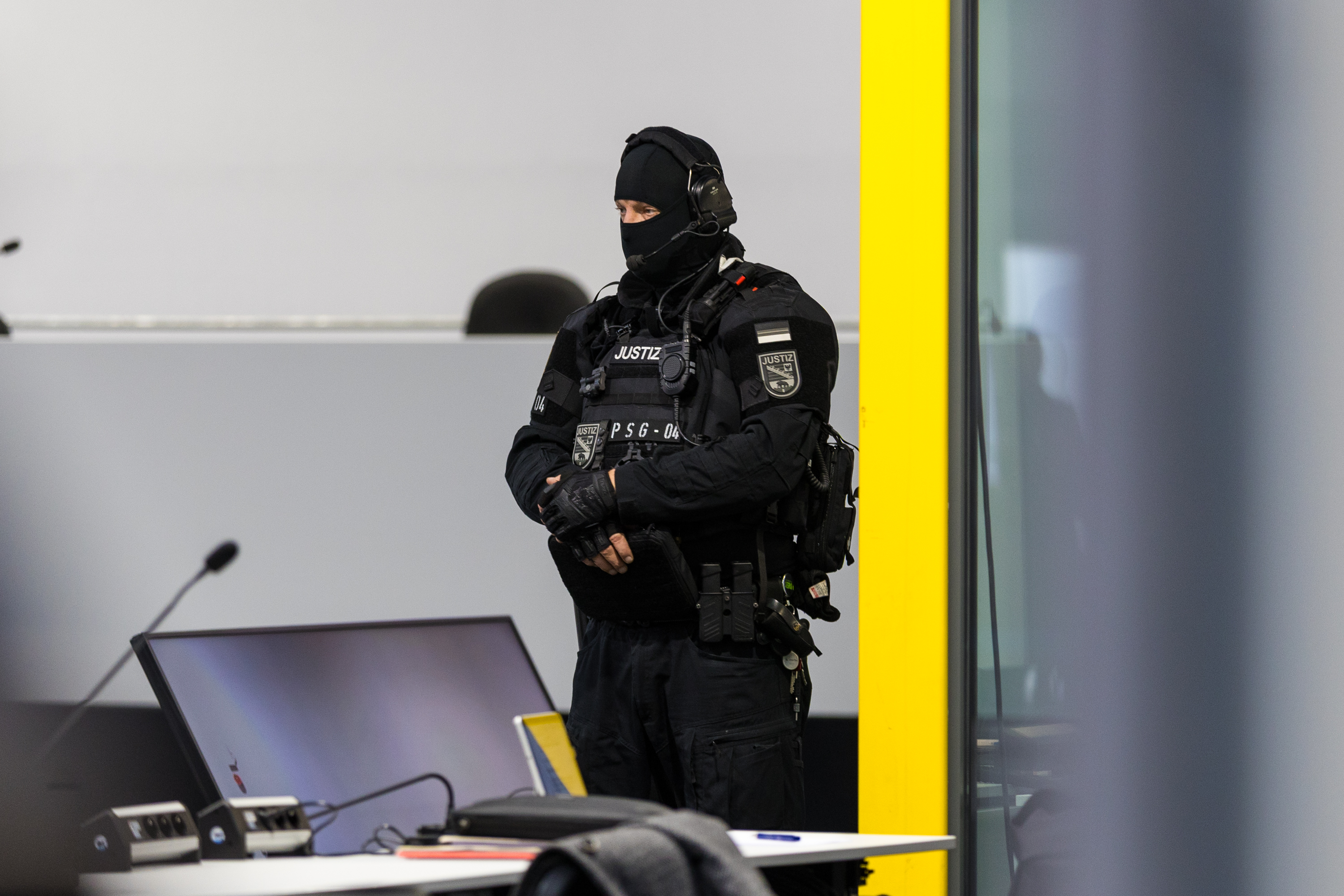 Schwer bewaffneter Beamter zum Prozessauftakt des Anschlages auf den Magdeburger Weihnachtsmarkt