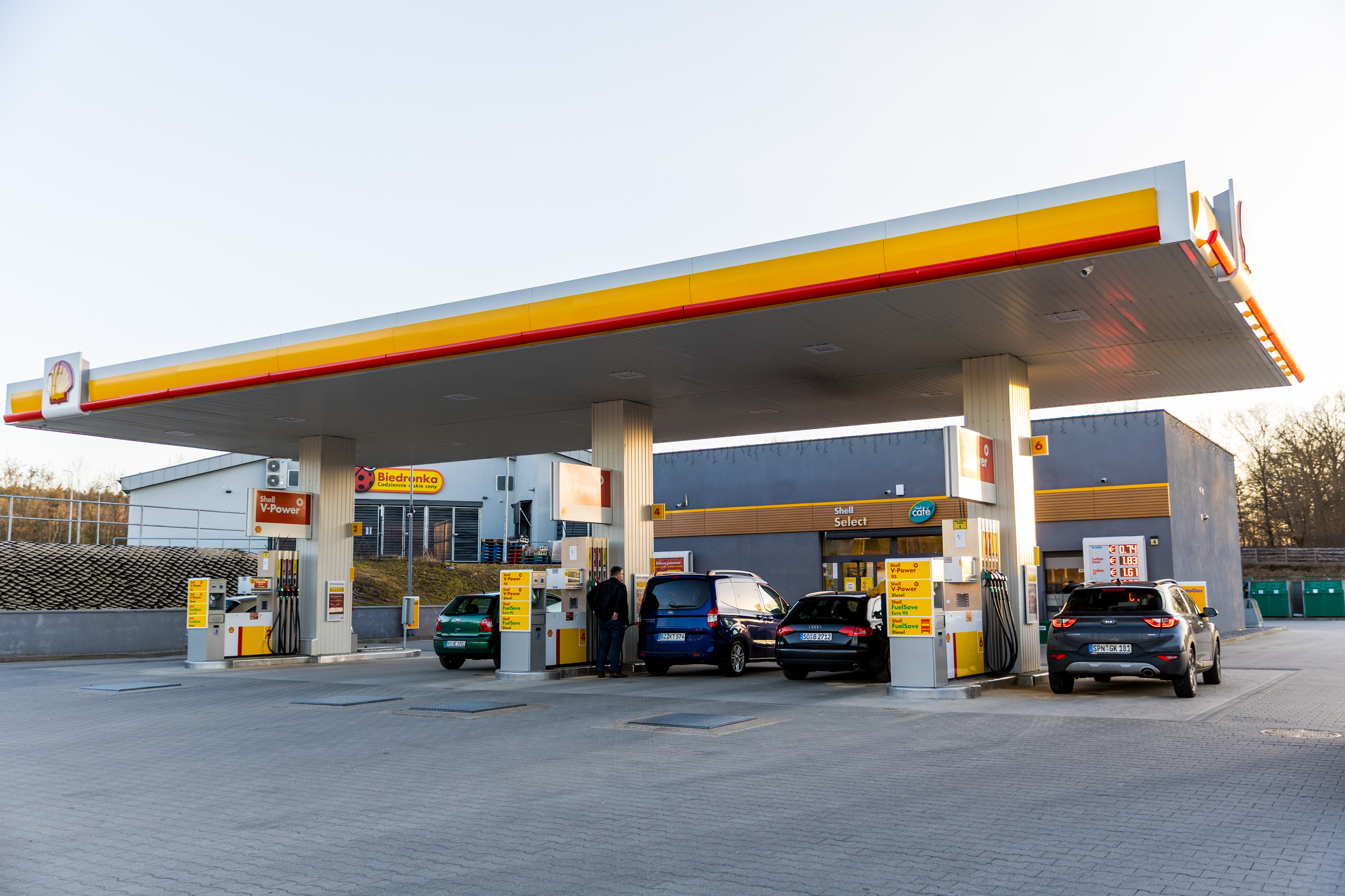 Tanktourismus hinter der polnischen Grenze - zahlreich Deutsche nutzen den Preisvorteil im Nachbarland