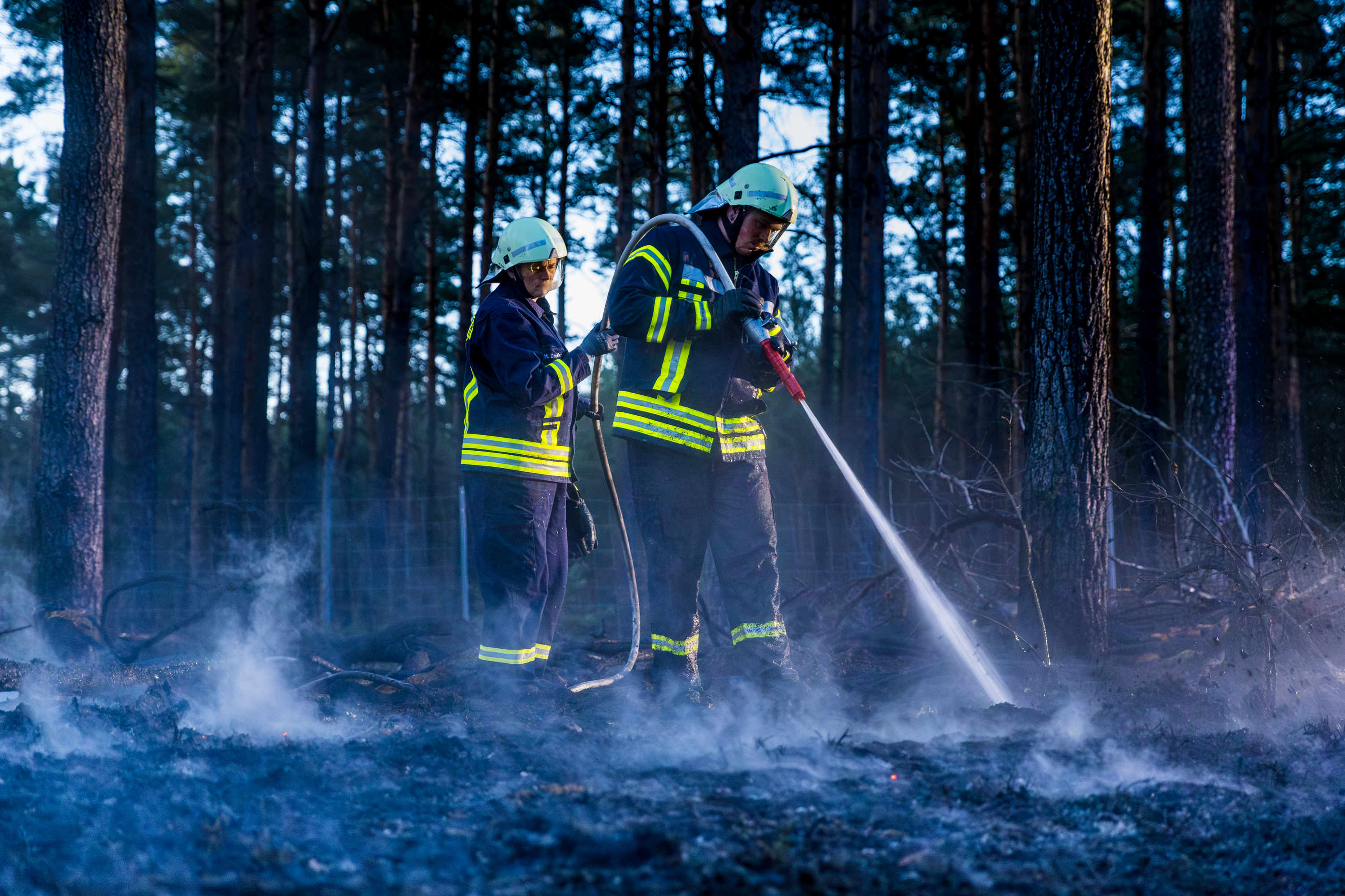 Waldbrand bei Döbern: 200qm Waldboden in Flammen - Feuerwehr mehrere Stunden im Löscheinsatz