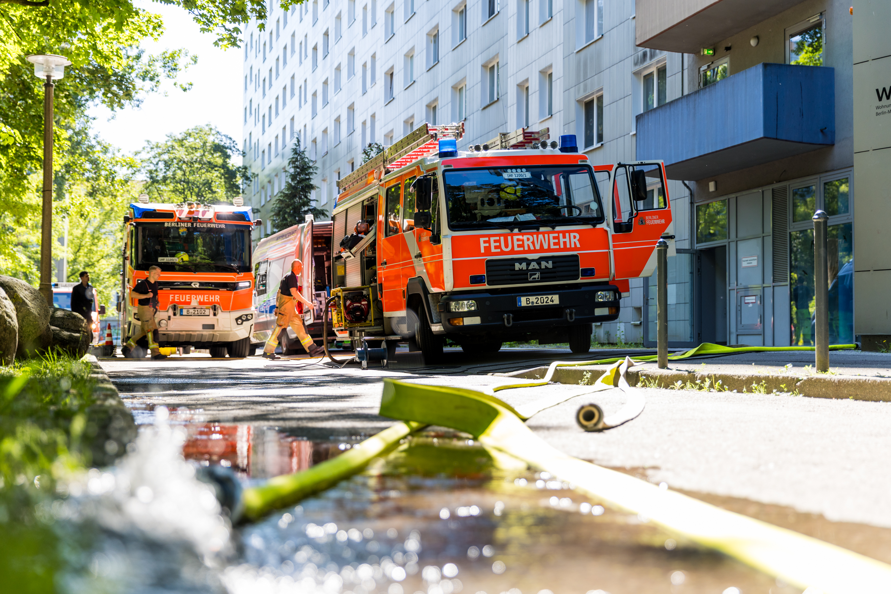 Wasserschaden in Berliner Hochhause - Feuerwehr bereitete eventuelle Evakuierung von pflegebedürftigen Patienten vor