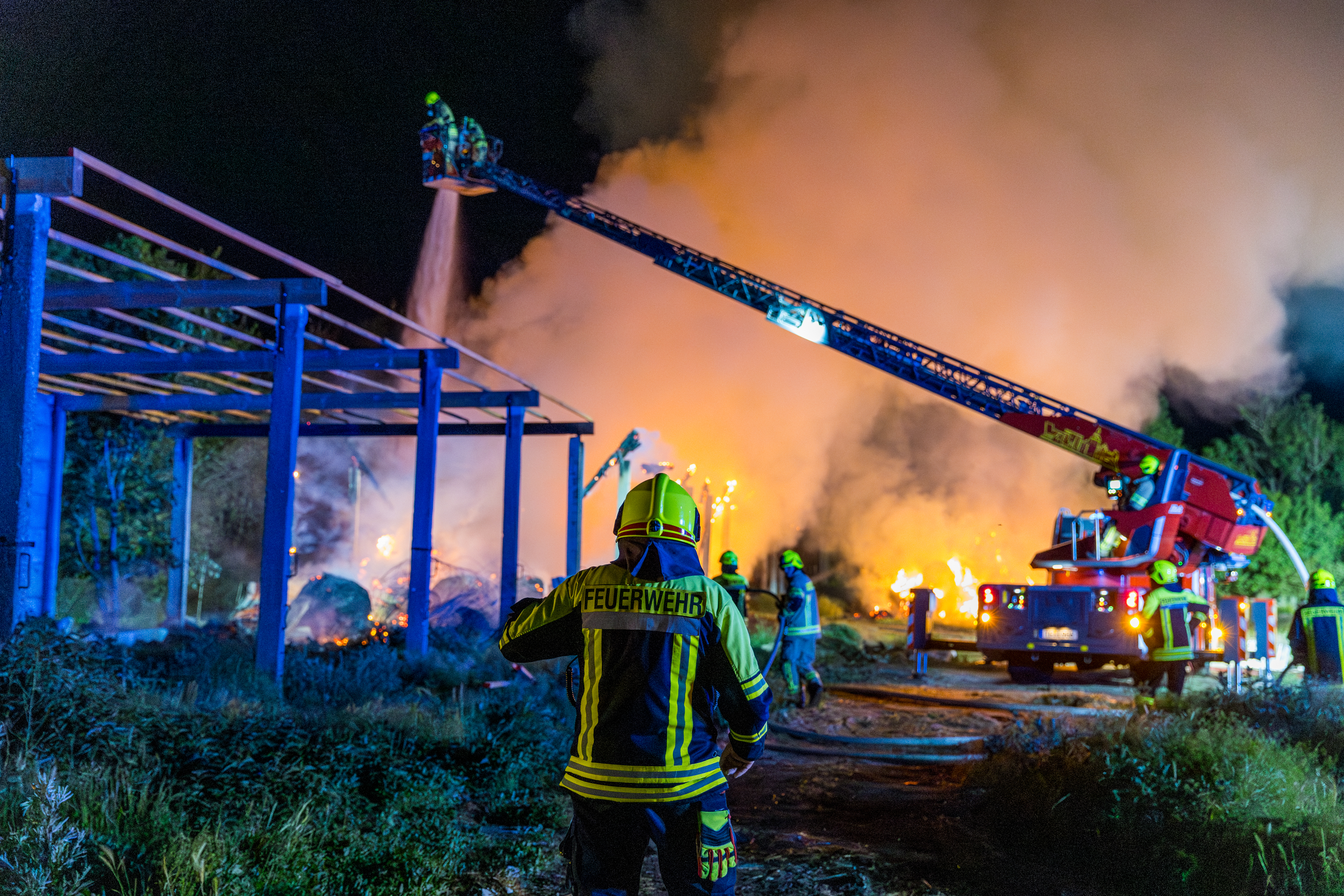 Großbrand: Scheune und angrenzende Strohmiete eines Landwirtschaftsbetriebs steht in Vollbrand - zahlreiche Einsatzkräfte kämpfen gegen die Flammen