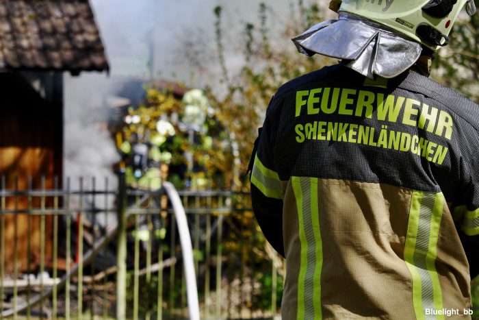 Schuppen in Vollbrand - Auto schwer beschädigt