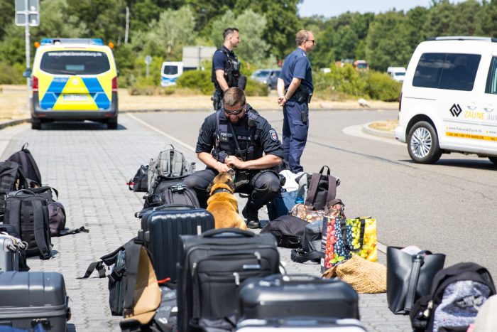 Polizisten aus mehreren Bundesländern führen Verkehrskontrollen auf brandenburgischer Bundesautobahn 13 durch