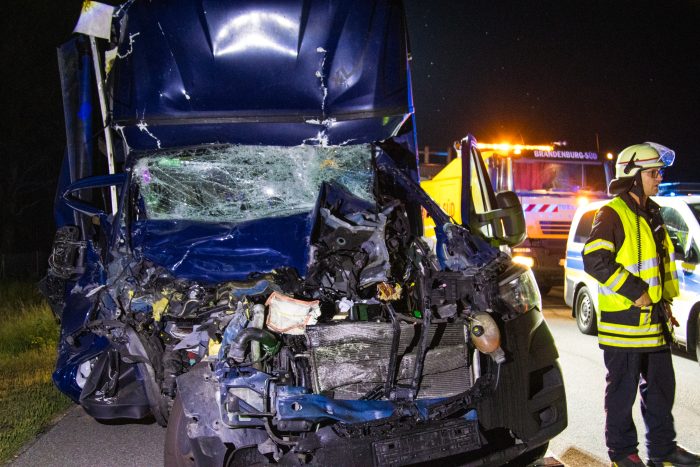 Transporter fährt LKW auf der BAB13 auf - Fahrer wird von Feuerwehr befreit und schwer verletzt