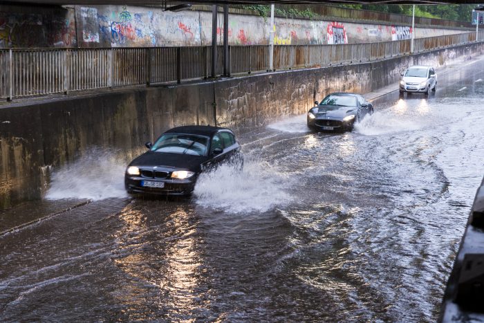 Straßenunterführung steht nach Starkregen und heftigem Unwetter unter Wasser