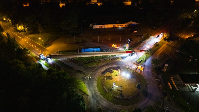 Schwertransport durch die Lausitz: Windradflügel werden unter hoher Konzentration der Fahrer durch Kreisverkehr manövriert