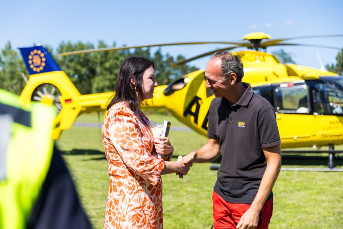 Brandenburgs Gesundheitsministerin bei der Belichtung der der größten ADAC Luftrettungsstation: in Senftenberg