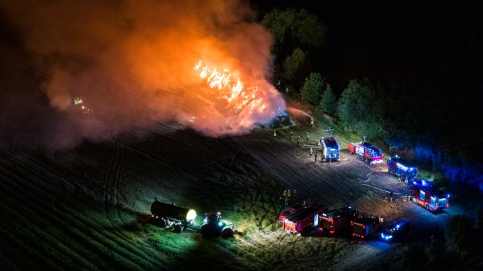 Strohmiete in Werben brennt in voller Ausdehnung - die Feuerwehr kann die Flammen nicht mehr aufhalten