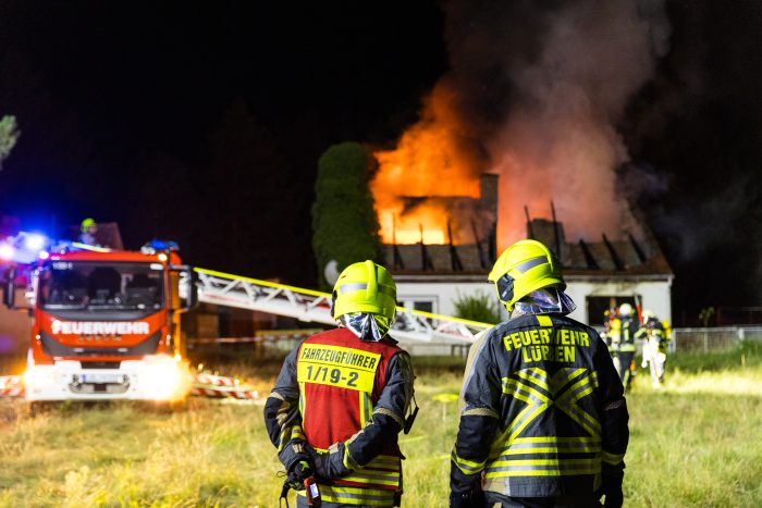 Verlassenes Wohnhaus brennt bei Lübben mitten im Wald - Feuerwehr kann Übergreifen der Flammen auf die Bäume verhindern
