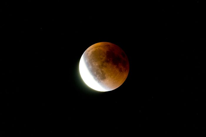 Seltene Mondfinsternis am Himmel über der Liebloser Wüste
