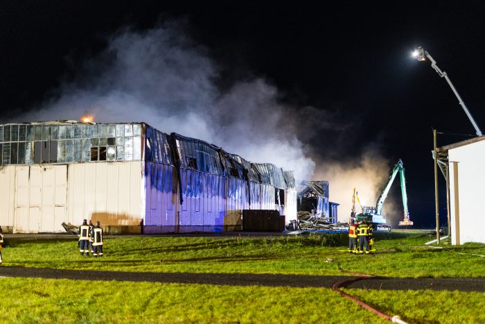 Großbrand einer Lagerhalle in ElbeElster - Jahresernte eines Bauern vollständig zerstört