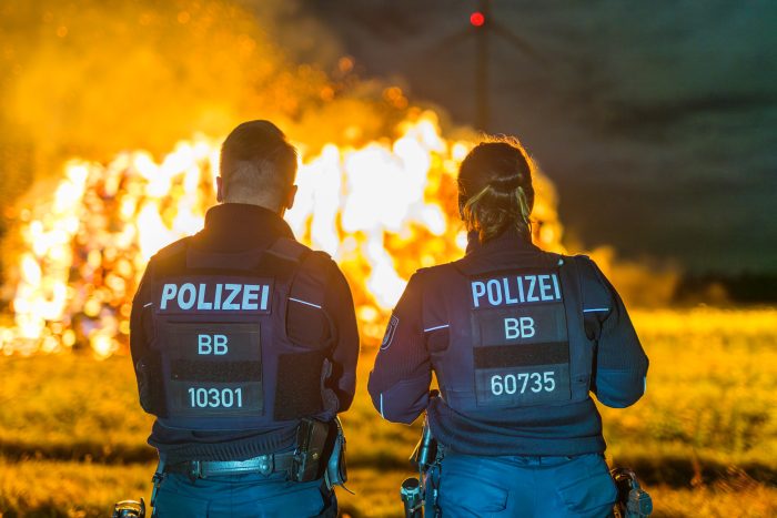 Polizisten bei Strohmietenbrand in Groß Schacksdorf