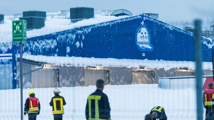 Löschschaumasutritt aus Chemiebetrieb nach ausgelöstem Feueralarm