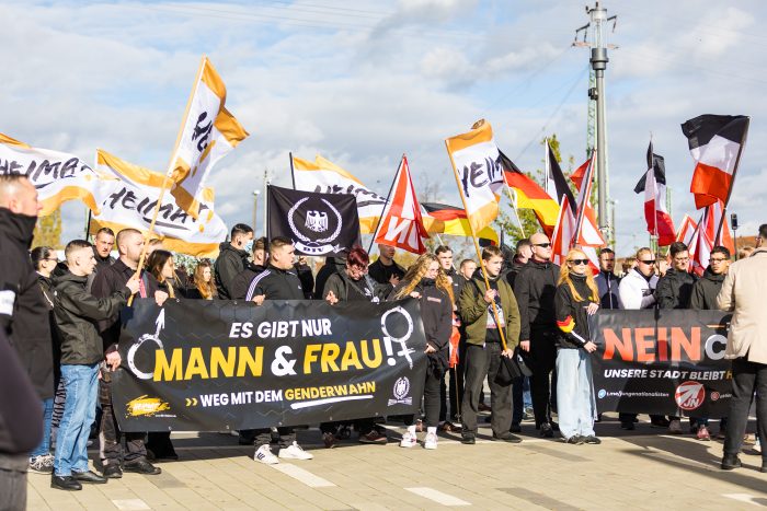 Rechte Gruppen aus mehreren Bundesländern bei CSD-Gegendemonstration vor dem Cottbusser Hauptbahnhof