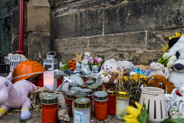 Zum Prozessbeginn: Fast ein Jahr nach dem Anschlag auf den Magdeburger Weihnachtsmarkt gedenken zahlreiche Menschen vor der Johanniskriche