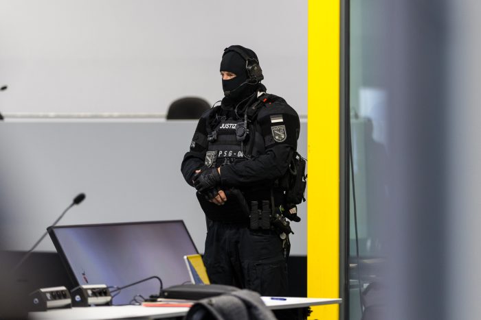 Schwer bewaffneter Beamter zum Prozessauftakt des Anschlages auf den Magdeburger Weihnachtsmarkt