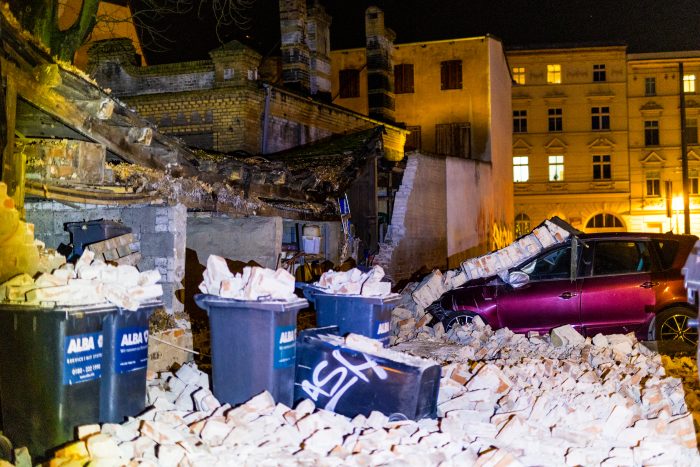 Mauerfall in Brandenburg: mehrere PKWs werden unter umgestürzter Mauer begraben und beschädigt