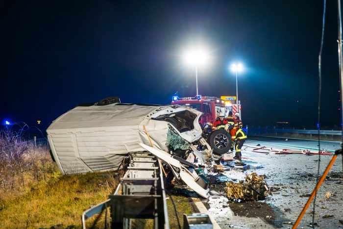 Tödlicher Frontalcrash auf B169 bei Drebkau - eine Person stirbt noch vor Ort, eine weitere wird schwer verletzt