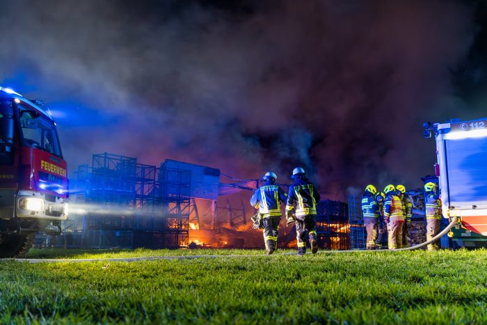 Großbrand einer Holzindustrie in Betten - Feuerwehr kann übgreifen auf Wohnhaus verhindern