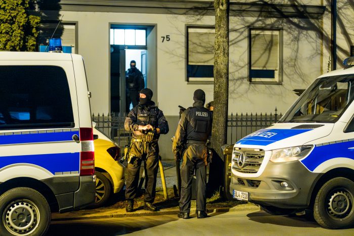 Razzia in Cottbus - Polizisten durchsuchen zusammen mit Beamten der Kriminalpolizei stundenlang ein Mehrfamilienhaus