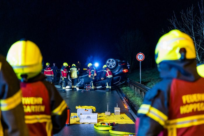 PKW überschlägt sich bei schwerem Unfall kurz hinter Berliner Stadtgrenze