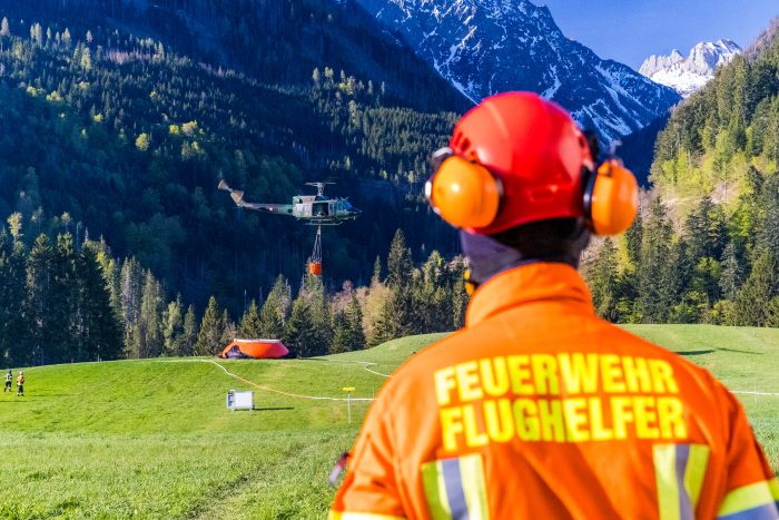 110 Hektar Wald stehen im alpinem Gelände in Flammen: Österreichische Feuerwehren kämpfen mit Hilfe von Hubschraubern tagelang gegen das Feuer