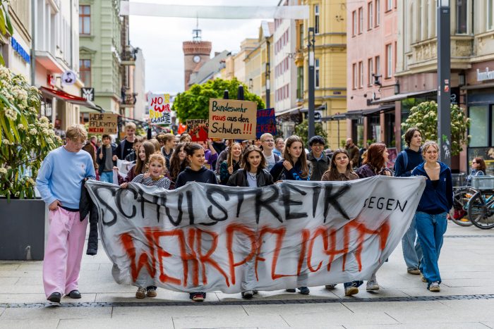 Schulstreik gegen die Wehrpflicht - 200 Schüler versammeln sich und demonstrieren