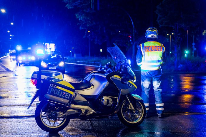 Familie des Ebola Patienten kommt an der Charite in Berlin an