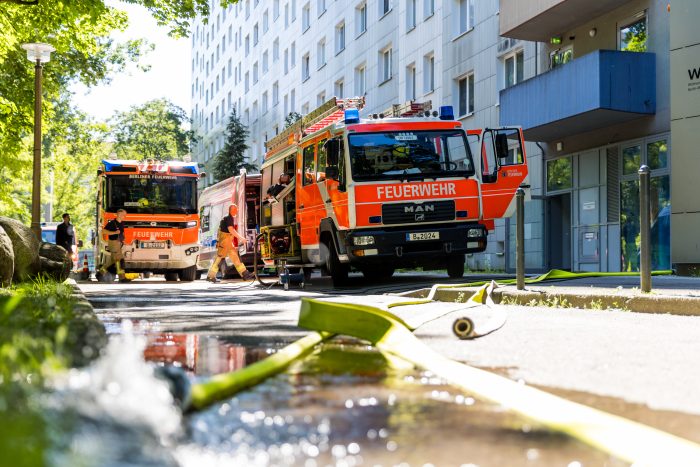 Wasserschaden in Berliner Hochhause - Feuerwehr bereitete eventuelle Evakuierung von pflegebedürftigen Patienten vor