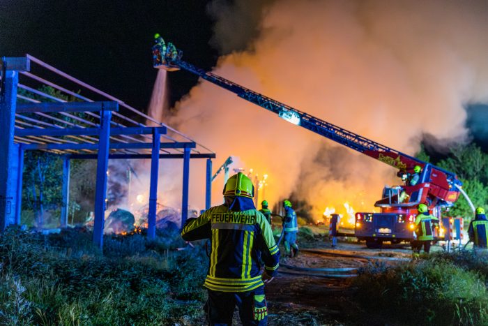 Großbrand: Scheune und angrenzende Strohmiete eines Landwirtschaftsbetriebs steht in Vollbrand - zahlreiche Einsatzkräfte kämpfen gegen die Flammen