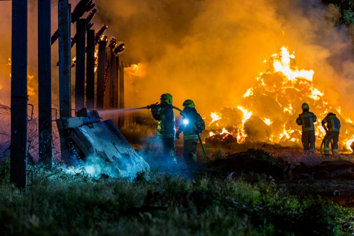 Großbrand: Scheune und angrenzende Strohmiete eines Landwirtschaftsbetriebs steht in Vollbrand - zahlreiche Einsatzkräfte kämpfen gegen die Flammen