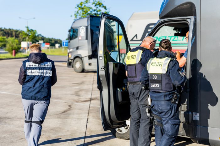 Großangelegte Schwerpunktkontrolle - Nach über 150 gestohlenen Rindern: Großkontrolle auf der A9 – Polizei filzt Tiertransporter - wohin können die Rinder einfach so verschwinden?!