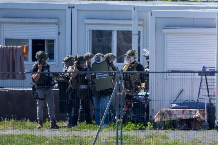 SEK-Großeinsatz an Flüchtlingsunterkunft auf dem Tempelhofer Feld - Person mit waffenähnlichem Gegenstand Nähe Flüchtlingsunterkunft gesichtet?!