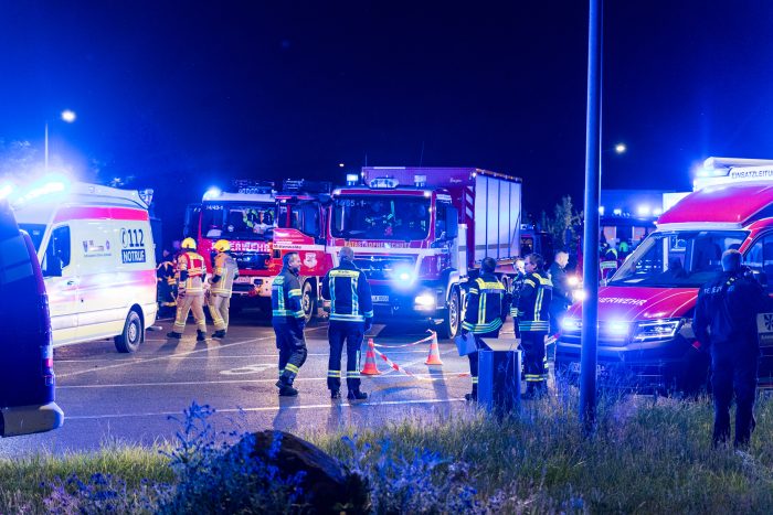 Bombendrohung am BER Flughafen! - Spezialeinheit der Polizei mit Entschärfungskommando vor Ort - Hälfte des Hauptstadtflughaftens geräumt und evakuiert