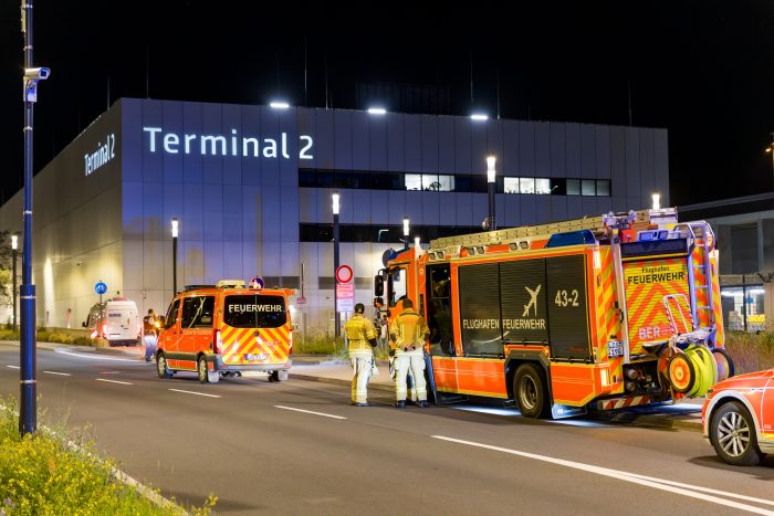 Bombendrohung am BER Flughafen! - Spezialeinheit der Polizei mit Entschärfungskommando vor Ort - Hälfte des Hauptstadtflughaftens geräumt und evakuiert
