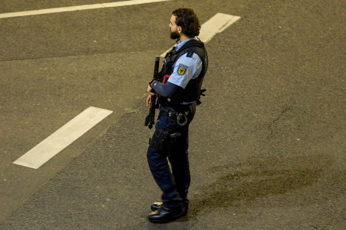 Bombendrohung am BER Flughafen! - Spezialeinheit der Polizei mit Entschärfungskommando vor Ort - Hälfte des Hauptstadtflughaftens geräumt und evakuiert