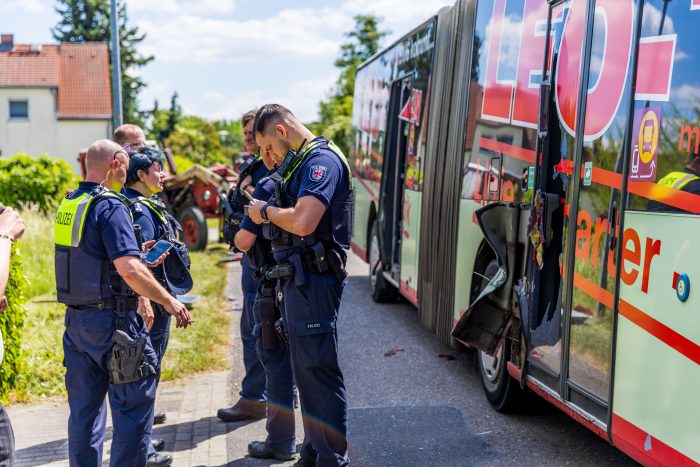 Traktor rammt vollbesetzten Bus und reißt die Seite auf - 25 Personen sind betroffen - Feuerwehr und Rettungsdienst mit Großaufgebot vor Ort